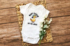 Baby Goose on the Loose Funny Onesie & Toddler T-Shirt | Cute Animal Onesie | Gerber Brand Baby Gift | Adorable Duck Shirt

Introducing our delightful "Baby Goose on the Loose" onesie and toddler tee! Your little one will look absolutely adorable in this playful and trendy baby clothing featuring a charming baby goose with a cool hat design. Perfect as a unique baby shower gift, a fun addition to your baby's wardrobe, or a great toddler birthday present.