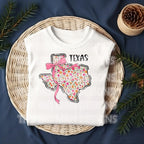 Show off your Texas pride with a feminine, coquette twist! This State Floral Coquette Texas DTF transfer features a beautifully hand-drawn Texas silhouette, adorned with delicate floral details and a soft, vintage-inspired aesthetic. Whether you're a proud Texan, a country girl at heart, or just love Southern charm, this design is perfect for rodeo season, boutique apparel, and everyday wear!
