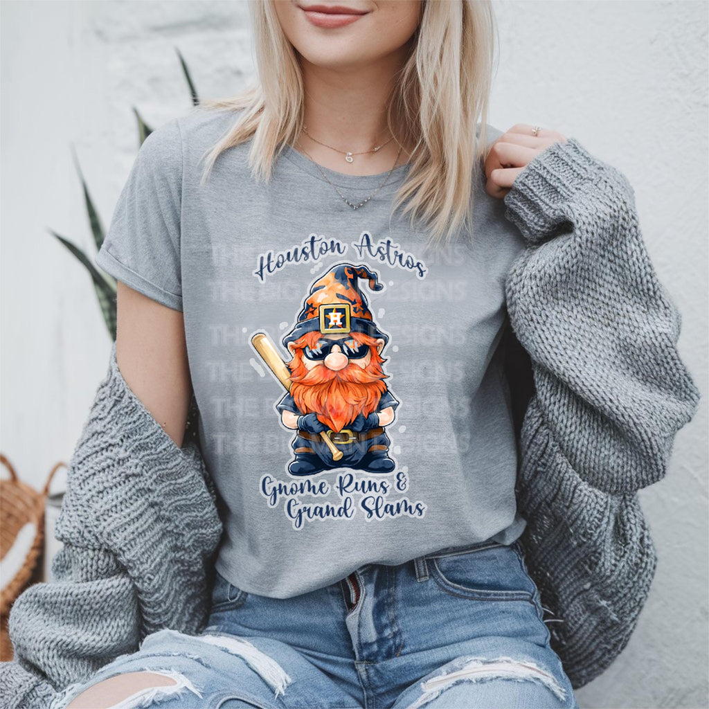 Gnome Baseball DTF Transfer – "Gnome Runs & Grand Slams" – Houston Baseball-Inspired Design
⚾ Hit it out of the park with this fun and spirited DTF transfer! ⚾

This "Gnome Runs & Grand Slams" DTF Transfer features an adorable gnome holding a baseball bat, ready to knock one out of the park! Inspired by Houston baseball, this design is perfect for making custom game-day shirts, hoodies, or tote bags. Easy to press and built to last!