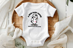 A New Baby Goose Soon to Be on the Loose! 🎉 Celebrate your exciting news with this adorable and funny baby announcement onesie. Perfect for pregnancy announcements, baby showers, gender reveals, or a sweet newborn gift. This charming bodysuit features a cute little goose wearing a stylish cap, adding a fun twist to your special moment!