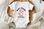 Baby Goose on the Loose Pink Onesie & Toddler T-Shirt | Cute Animal Onesie | Gerber Brand Baby Girl Gift | Adorable Duck Shirt

Meet our charming "Baby Goose on the Loose" onesie and toddler tee, featuring a sweet pink goose wearing a playful bonnet! Your little girl will look absolutely adorable in this cute and trendy baby clothing. It's an ideal baby shower gift, a fun wardrobe addition for your baby girl, or a delightful toddler birthday present.