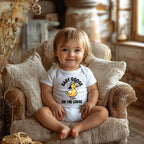 Baby Goose on the Loose Funny Onesie & Toddler T-Shirt | Cute Animal Onesie | Gerber Brand Baby Gift | Adorable Duck Shirt

Introducing our delightful "Baby Goose on the Loose" onesie and toddler tee! Your little one will look absolutely adorable in this playful and trendy baby clothing featuring a charming baby goose with a cool hat design. Perfect as a unique baby shower gift, a fun addition to your baby's wardrobe, or a great toddler birthday present.